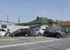 Accident în Olt, Pe Dn 64: Un șofer A Lovit Un Stâlp și Mai Multe Mașini Parcate/ Foto