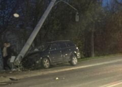 Accident Pe Calea Unirii: Un Tânăr De 21 De Ani A Pierdu Controlul Mașinii și A Lovit Un Stâlp De Iluminat Public