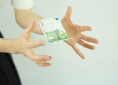 Au Mai Mulți Bani, Dar Sunt Mai Nefericiți