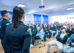Elevii Din Baia Mare, Față în Față Cu Realitatea Meseriei De Polițist: „cine Alegi Să Fii?”