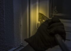 Furt La Fălticeni: Hoții Au Intrat Printr Un Geam Rabatat și Au Sustras Bani Din Casă Fără Să Lase Urme De Răvășire