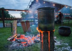 Gătitul Ca în Epoca De Piatră A Devenit O Modă Globală: Bucătari Din Restaurante De Top Gătesc în Cenușă, La Foc Deschis Sau Pe Pietre