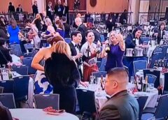 Imagini Virale Cu Gestul Ireal Al Unei Femei în Timpul Atacului Armat De La Dineul Lui Trump: Invitata Fură Vinul De Pe Mese