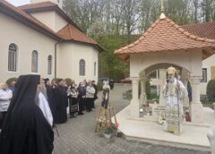 Îps Irineu, La Mormântul Arhimandritului Ghelasie Țepeș în Zi De Aleasă Sărbătoare
