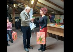 La 97 De Ani, înapoi La școală: „am Vrut Să țin Pasul Cu Tehnologia”