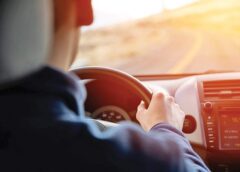 Minor Cercetat După Ce A Furat O Mașină și A Condus Peste 100 De Km, Până A Intrat Cu Ea într Un Parapet