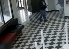 Momentul în Care Directorul Unui Liceu Din Sua îl Imobilizează Pe Un Atacator Care Deschisese Focul în Interiorul Clădirii