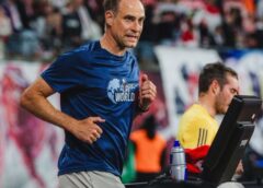 Patronul Red Bull A Alergat 21 Km Pe O Bandă De Alergare în Timpul Meciului Dintre Leipzig şi Union Berlin în Scop Caritabil Video