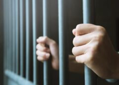 Un Bărbat Proapsăt Eliberat Din Pușcărie, Așteptat La Poartă și Arestat într Un Alt Dosar