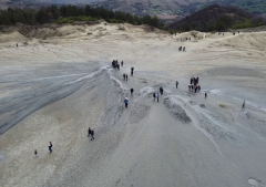Video Cei Mai Spectaculoși Vulcani Noroioși Din Europa, Descoperiți De Sute De Români în Vacanța De Paște