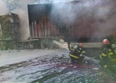 Autovehicul încărcat Cu Două Tone De Hârtie, în Flăcări Pe Dn 7/ Traficul Rutier, întrerupt Temporar/ Pompierii Au Stins Focul, însă Cabina Camionului şi Hârtia Au Ars Complet, Iar Semiremorca în Proporţie De 50%/ Şoferul A Inhalat Fum Foto Video