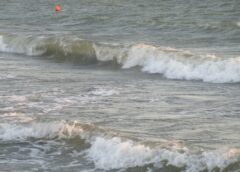 Bucată De Metal Cu Inscripţii Chirilice, Găsită De Garda De Coastă Pe O Plajă Din Zona Vama Veche