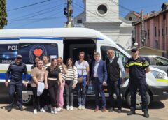 Educație Rutieră Pentru Tineri, La Toplița: Polițiștii Au Discutat Cu Pietonii și Bicicliștii Despre Siguranța în Trafic