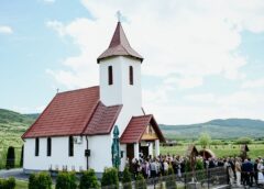 Foto: Mitropolitul Andrei, Prezent în Mijlocul Credincioșilor Din Podirei! Liturghie Arhierească și Binecuvântarea Lăcașului De Cult, Proaspăt Renovat!