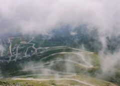 Foto Ultimele Pregătiri: Deszăpezirea De Pe Transalpina, Finalizată în Procent De 99%; Se Montează Noile Indicatoare
