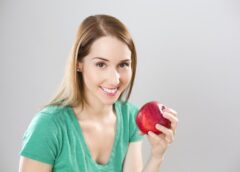 Greșeala Pe Care O Fac 90% Dintre Femei La Masă și Plătesc Cu Balonare și Kilograme în Plus