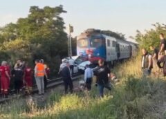 Impact Devastator între Un Tren și O Mașină! Două Persoane Au Murit Pe Loc
