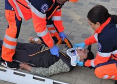 Intervenție Salvatoare în Săveni: Un Bărbat Prăbușit Pe Trotuar, Ajutat De Un Jandarm și Un Polițist De Frontieră – Foto