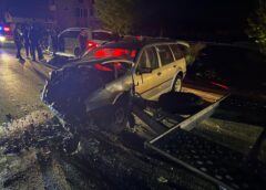 Neamţ Doi Bărbaţi Au Fost Răniţi într Un Accident Rutier La Târgu Neamţ / Maşina în Care Se Aflau, Lovită De Un Autocamion Cu Remorcă şi Proiectată în Trei Maşini Parcate Foto