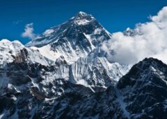 Record Istoric Pe Everest: 274 De Alpiniști Au „asediat” Vârful într O Singură Zi