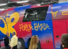 Scene Incredibile: Fanii Barcelonei Au Aruncat Cu Obiecte în Autocarul..