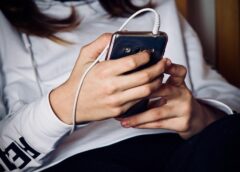 Școlile Ar Putea Fi Obligate Să Creeze Spații Speciale Pentru Depozitarea Telefoanelor Elevilor