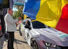 Start Festiv Cu Drapel Fluturând La Raliul Argeșului