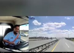 Un Avion United Airlines A Lovit Un Camion și Un Stâlp De Iluminat Pe O Autostradă, înainte De Aterizare