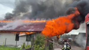 Video Incendiu Puternic La Două Locuințe Din Săhăteni